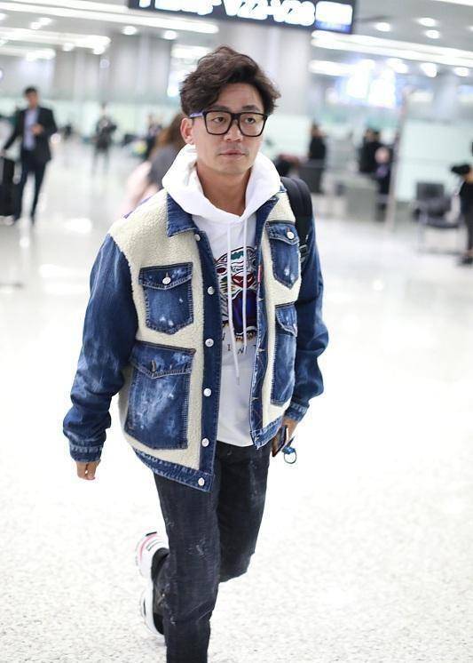 再加上王宝强头发也烫成了侧分卷发戴着黑框眼镜