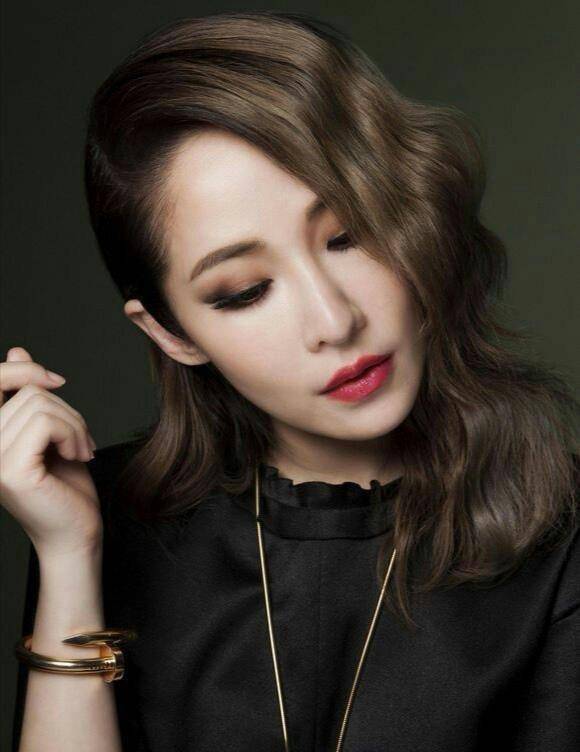 萧亚轩回归家庭生小孩?交往过历任男友,最爱的还是他