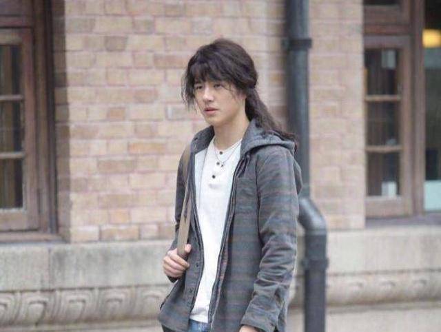 小奶狗刘昊然蓄起了长发?