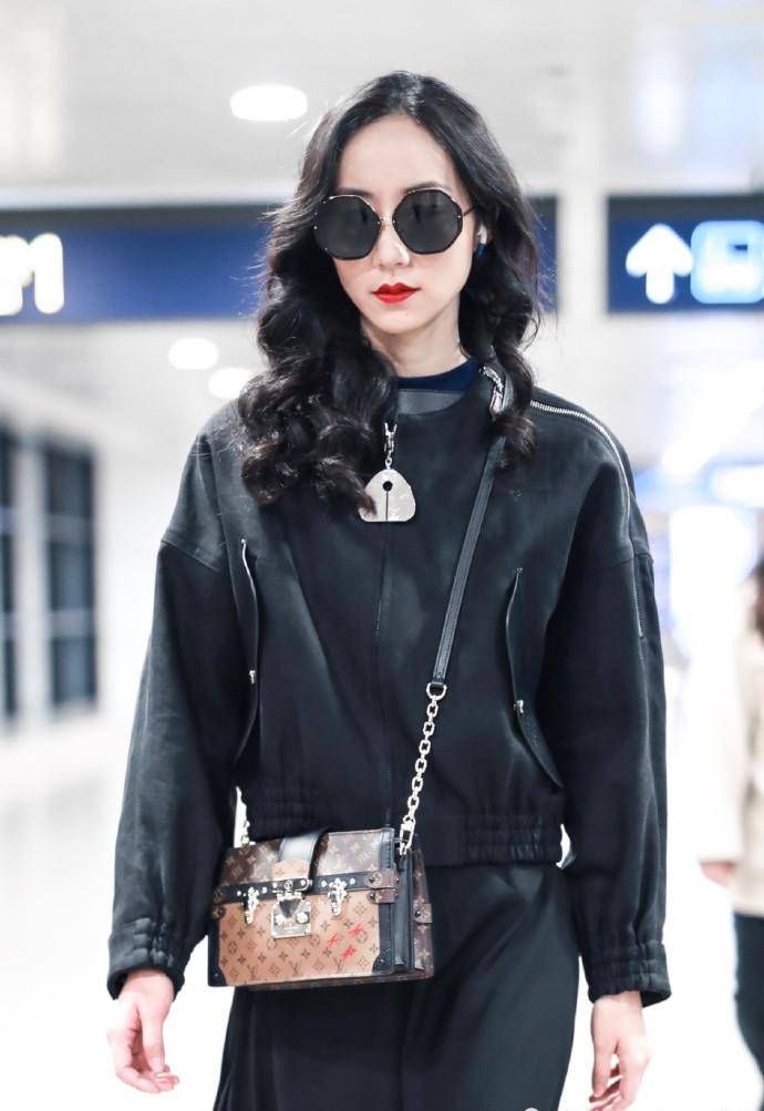 韩雪换卷发变造型,全黑系装扮配大红唇,像上个世纪的民国大美人_黑色