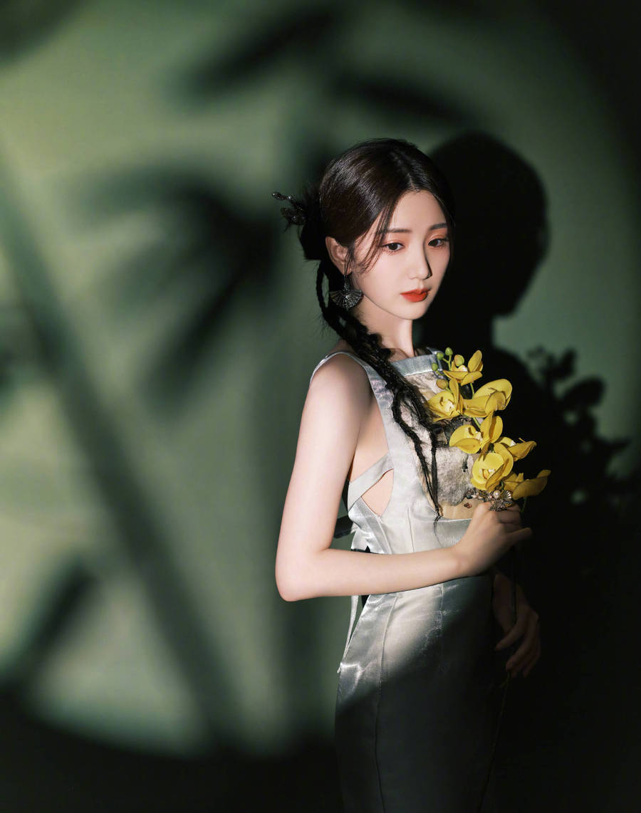 知名女星毛晓彤晒出清冷写真,肤白貌美双唇性感,气质如兰_照片_连衣裙