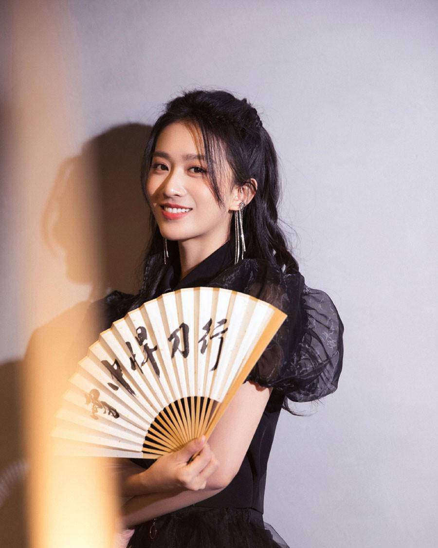 鱼幼薇的扮演者是嘉泽,她上个月亮相《雪中悍刀行》发布会,身穿黑色