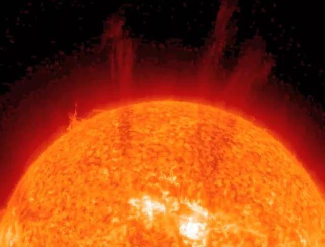 太阳1天爆发17次耀斑，多地出现通信中断，影响空间站宇航员吗？