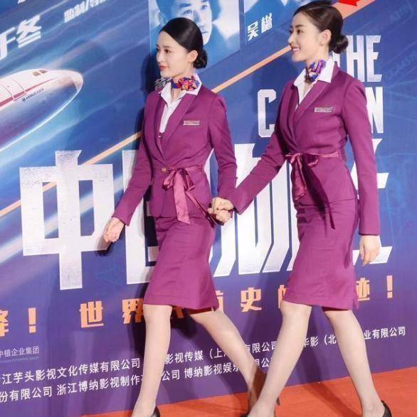 同为29岁女星,李沁和张天爱空姐造型同框,谁美得更心动?