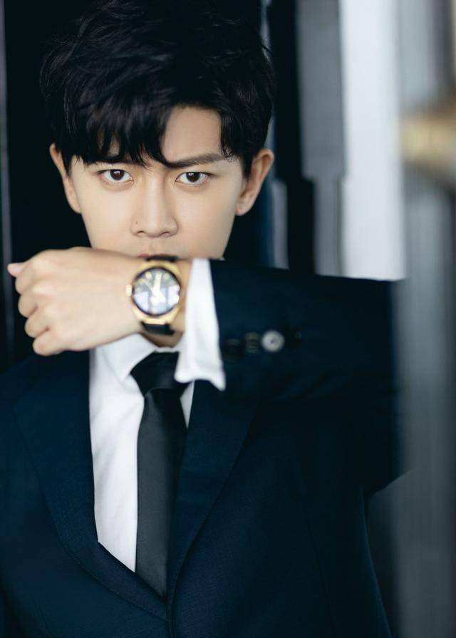 任嘉伦品牌活动现场粉丝尖叫不已,这还不是男主脸?