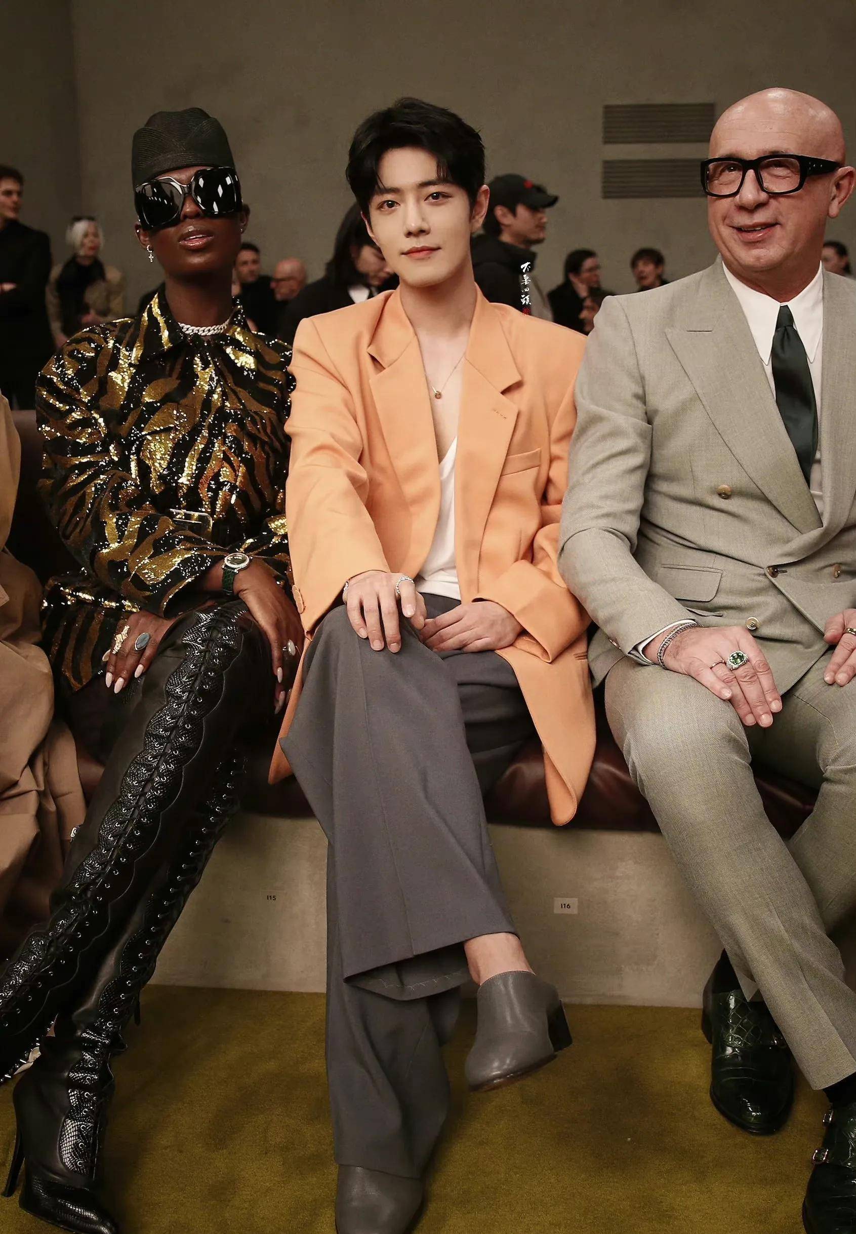 肖战米兰时装周橙色西装在人群中如此引人注目,优雅又从容