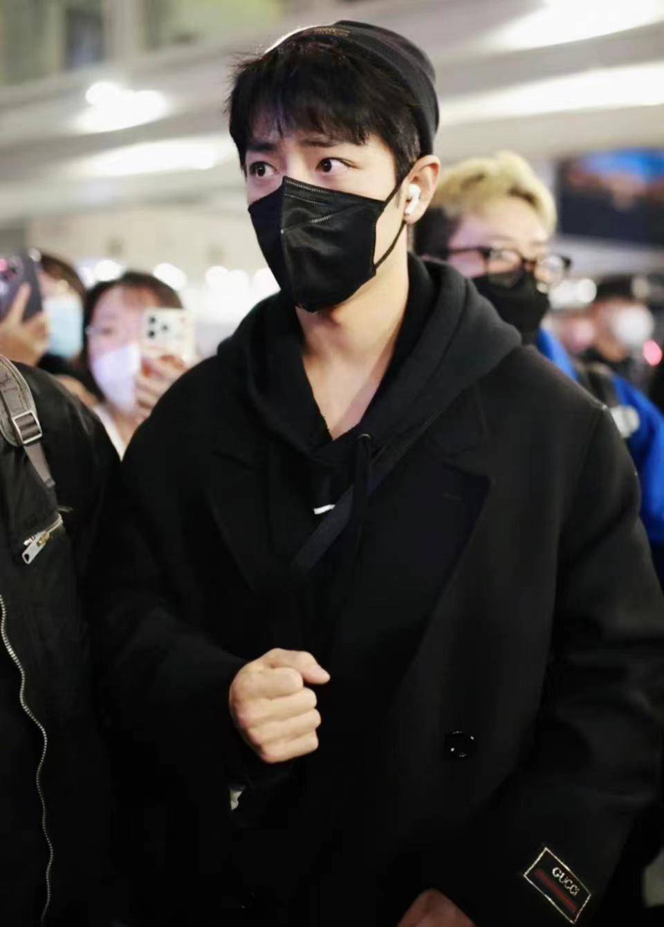 肖战前往米兰时装周拍摄写真长外套搭配连帽卫衣搭配牛仔裤,帅气又