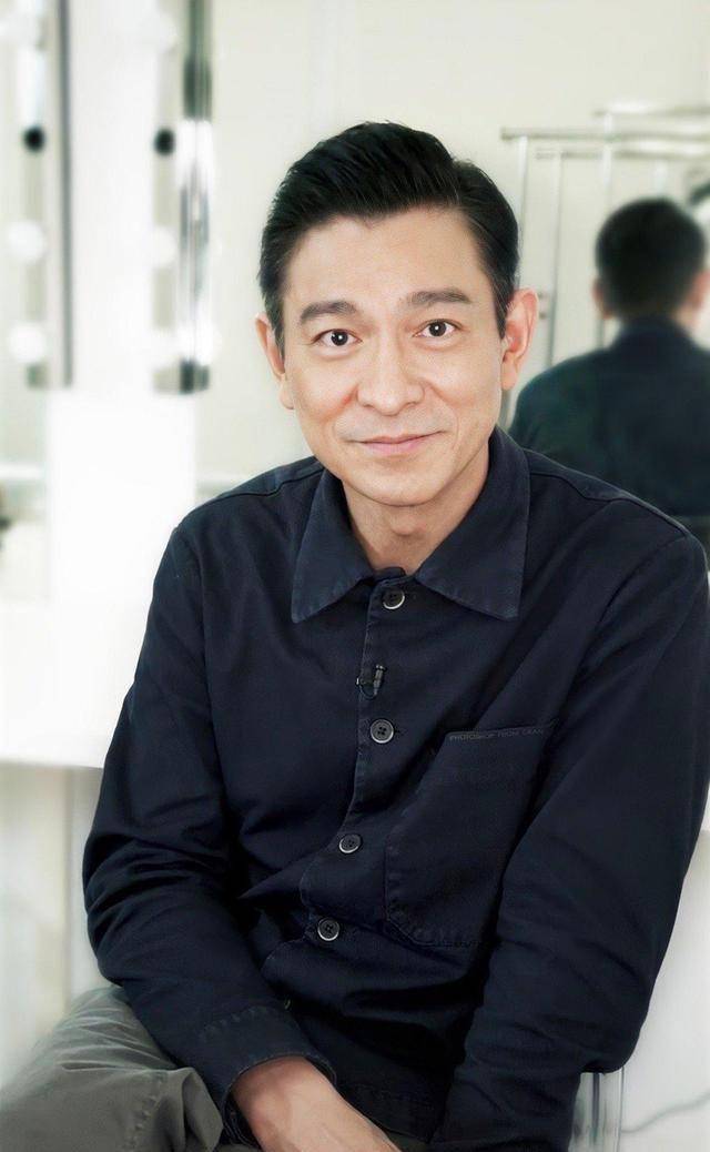 刘德华穿休闲外套戴棒球帽显俏皮,吊裆裤到膝盖处_时尚_牛仔_颜色