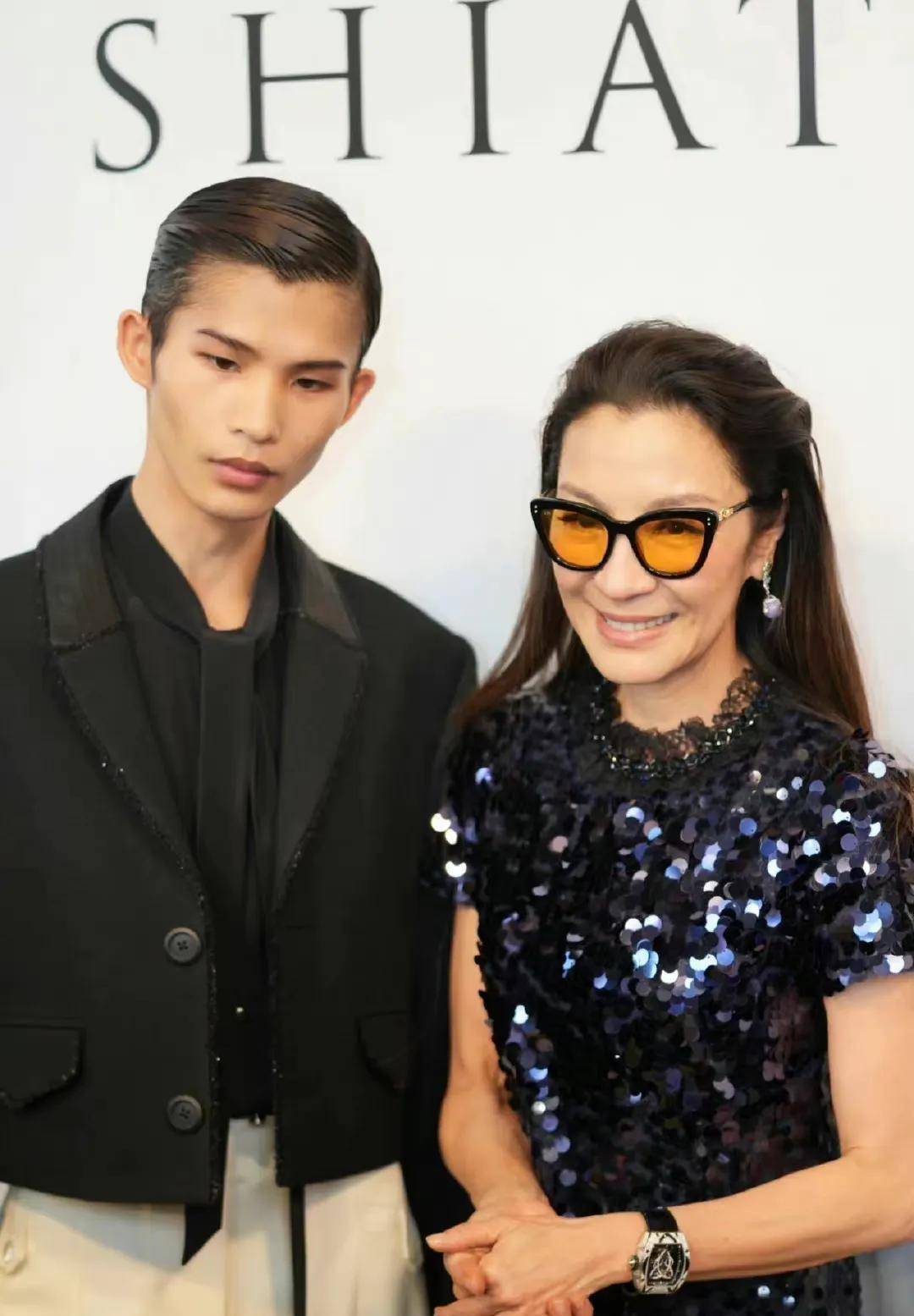 这次他还与杨紫琼女王在背景合影178岁的她,身高在众多女模特中并不