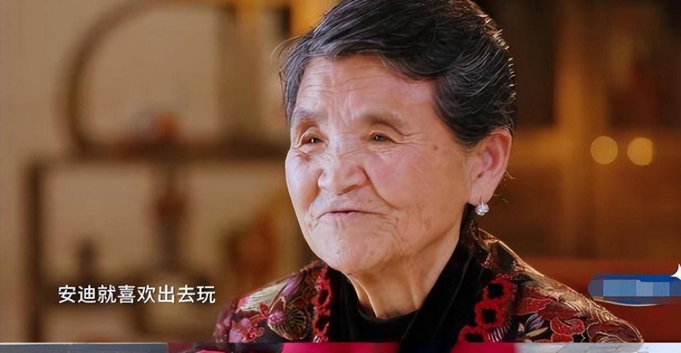 杨子一家三口罕同框,87岁婆婆看黄圣依满眼宠溺,送