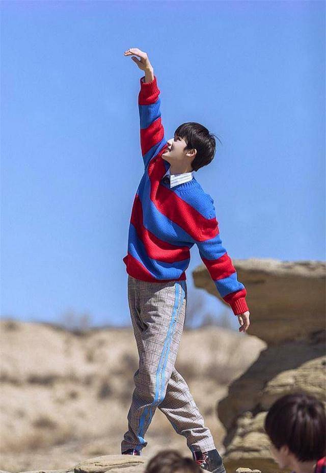 朱正廷在舞台上,他是《思思雨落》的仙子,是《mackdaddy》;舞台下他是