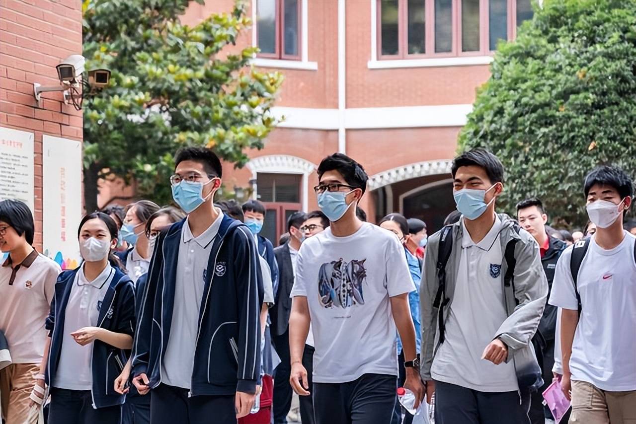 广州一环卫工儿子高考687分被多校争抢,寒门也能出贵子？