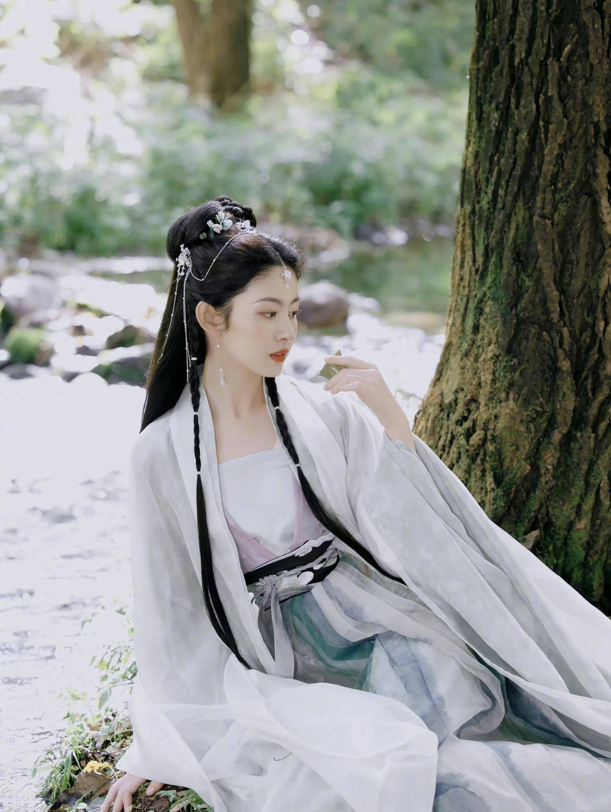 她不仅晒出了自己精致古装的照片,还在配文中写道:"佛珠不动眉心定