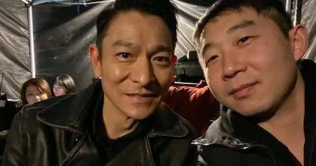 肖央被刘德华一巴掌打得站不住脚,导演喊完后,刘德华立即上前道歉