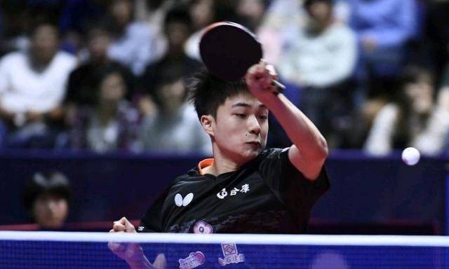 第四局,许昕3-1开局,4-1后,许昕慢慢逼近胜利,而林昀儒的士气在慢慢