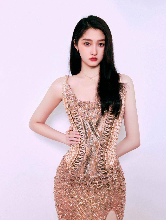 关晓彤的时尚品味备受关注,左边她身穿亮片卡其色吊带裙,时尚前卫