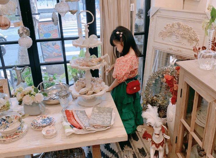 伊能静晒小米粒近照,完美驾驭红配绿装扮,颜值越来越好看_洋娃娃_评论