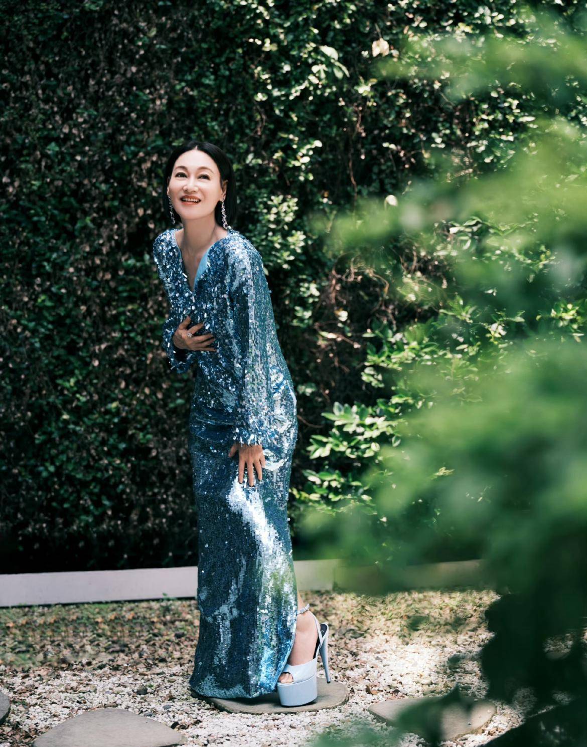 惠英红63岁却很敢穿,蓝色亮片连衣裙配恨天高,精神气太足_时尚_裙子