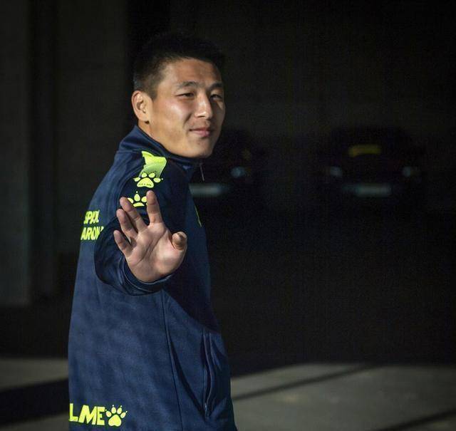面对中国球迷,武磊这个全村的希望,永远是充满了感激之情,他很感谢