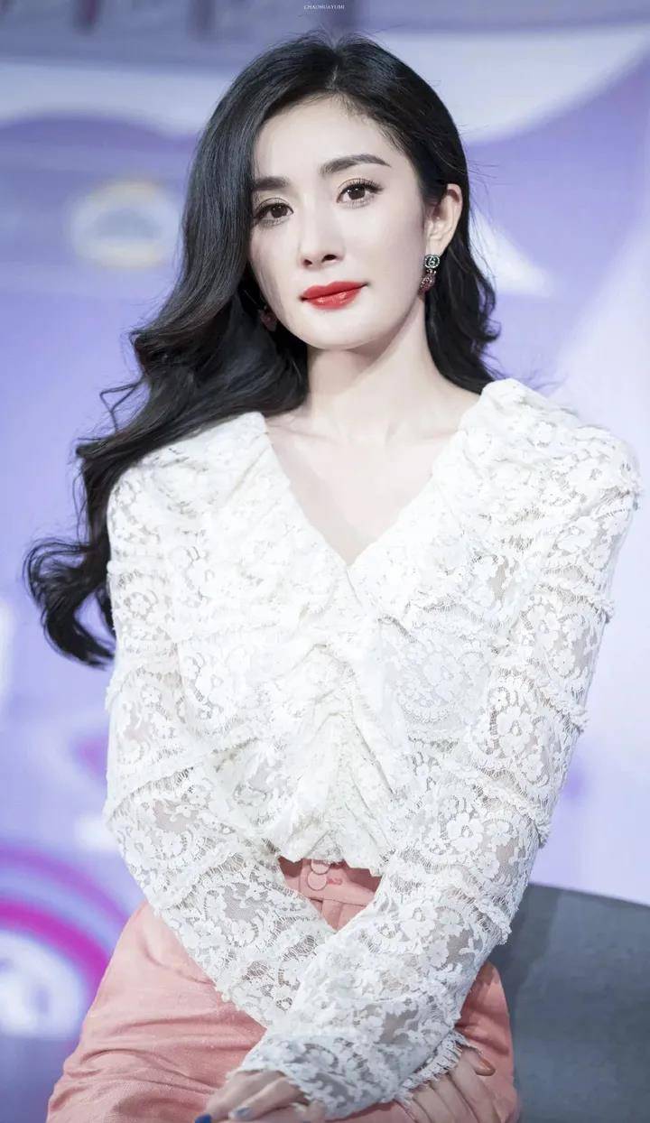 杨幂真的是被黑怕了!曾被人说脚臭,被圈养?_唐嫣_迪丽热巴_微博
