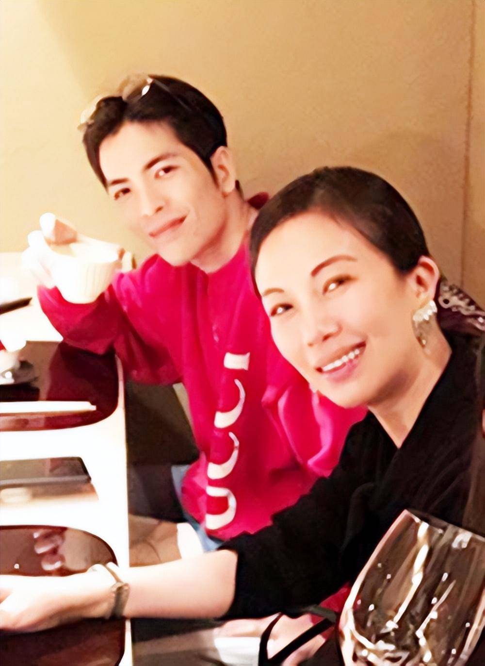 萧敬腾求婚成功:经纪人女友大他14岁,他是真爱还是恋母?