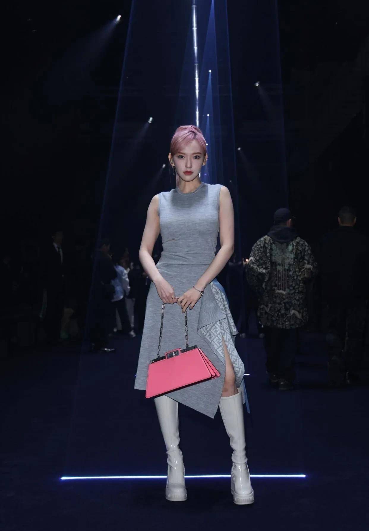 程潇真人版芭比公主亮相米兰时装周_时尚_fendi_明星