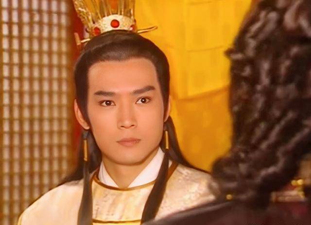 1998年,31岁的焦恩俊在古装剧《游龙惊凤》中扮演端庄威严的李世民.