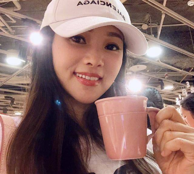 伊能静晒女儿小米粒照片,小米粒已经长开了,一双大长腿抢镜!