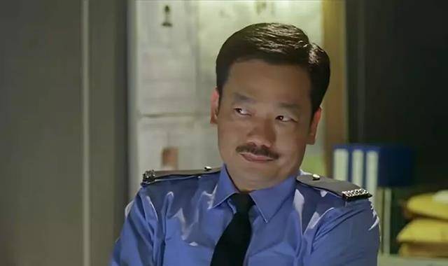 首先便是在片中饰演莎莎父亲的狱警,他本名黄玉郎,被称为香港漫画界