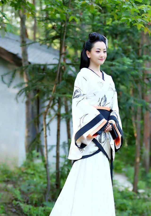 杨蓉直播又变脸,下巴变长鼻梁奇怪,自曝曾和唐嫣比脸小_美容_网友