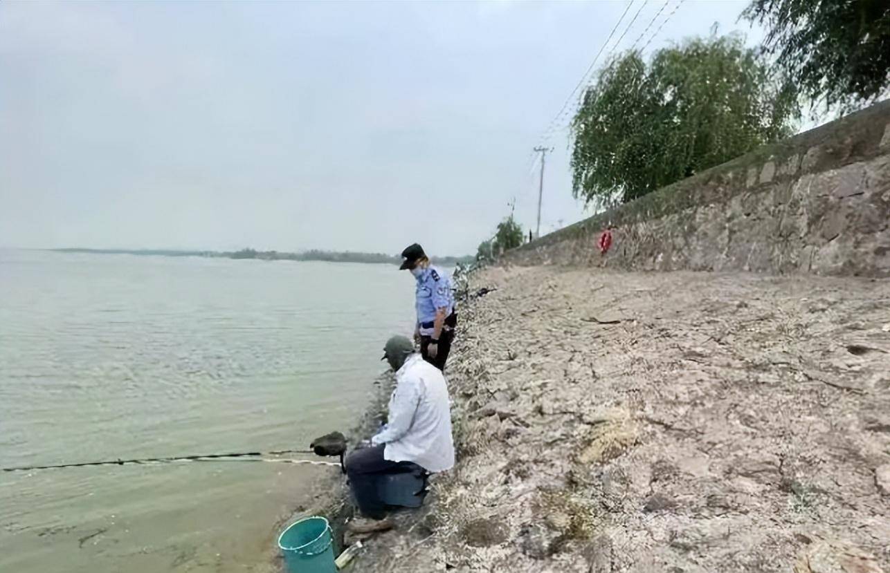 随着气温逐渐升高,骆马湖岸边的钓鱼爱好者越来越多,但是这也使得岸边