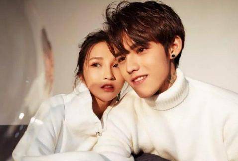 殷世航到底有多高?上街被小学生围观,合照还没学生高!_直播_因为_网友