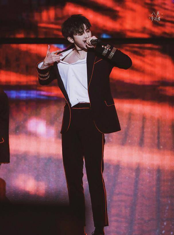 杨洋的脚,易烊千玺的手,蔡徐坤的胸肌,粉丝现在都不看脸了_王俊凯