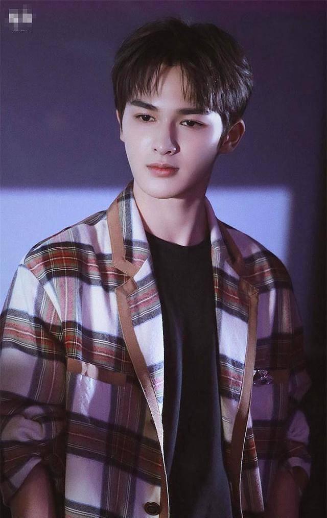 朱正廷在舞台上,他是《思思雨落》的仙子,是《mackdaddy》;舞台下他是