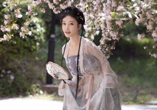 冯提莫挑战全新造型,被古风写真大片刷屏,新专辑要挑战新风格_设计