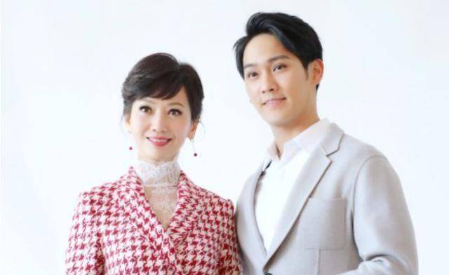 不老女神赵雅芝,与儿子黄恺杰同框合照像姐弟_女人_白色_黄锦燊