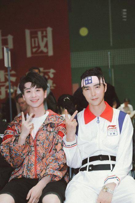 阿云嘎蔡程昱同框看秀互动有趣,阿云嘎脏辫温柔帅气直接走秀算了_造型