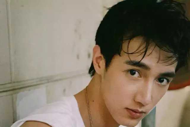 萧亚轩终于分手,黄皓被曝与女邻居闪婚,恋爱细节老婆容貌全公开_网友