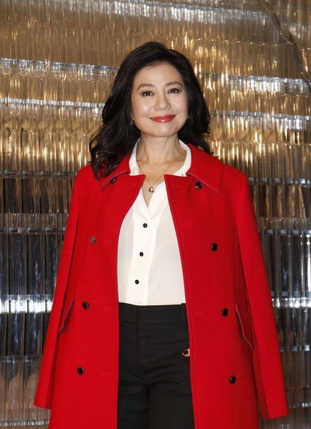 61岁钟楚红仿佛冻龄,红色大衣配白衬衫成熟而不老气,美得太高级_造型