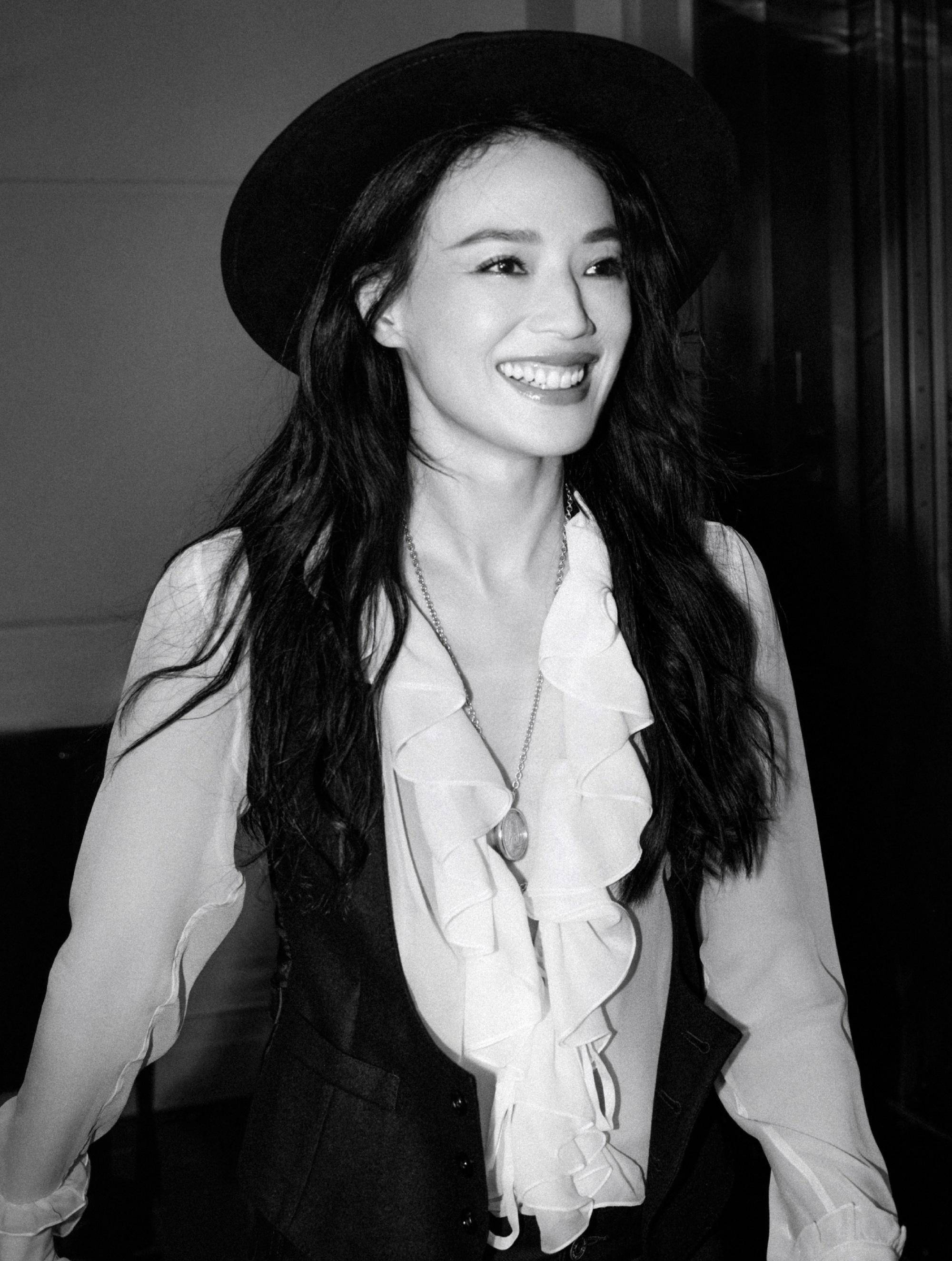 舒淇充满优雅明亮逆龄,黑白色调清新,笑容治愈又迷人_电影节_黑色