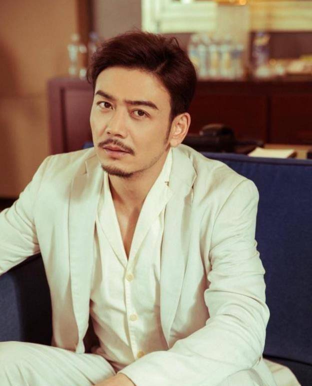 杨烁儿子亮相,小肉包脸英气十足,基因太强大_王黎雯_杨雨辰_老婆