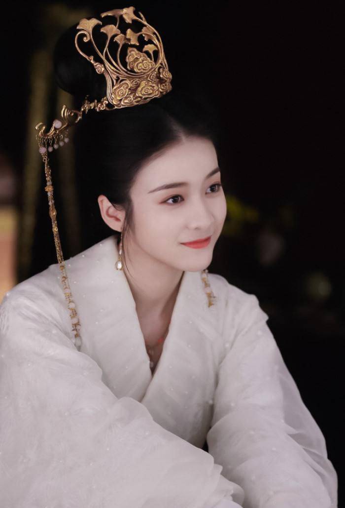 在最近热播的《白发》中,张雪迎的古装扮相着实惊艳到了小咖.