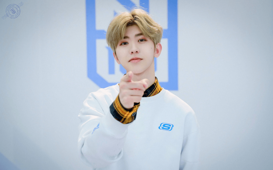 为了不被人笑话,赶紧"补课",悄悄地打开电脑,百度了一下蔡徐坤.