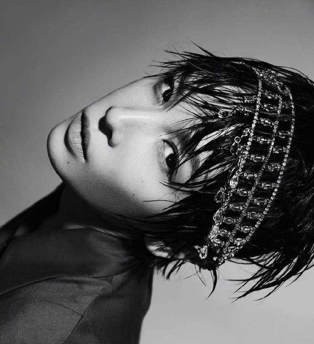 张蓝心最新黑白金属质感大片曝光_短发_魅力_照片