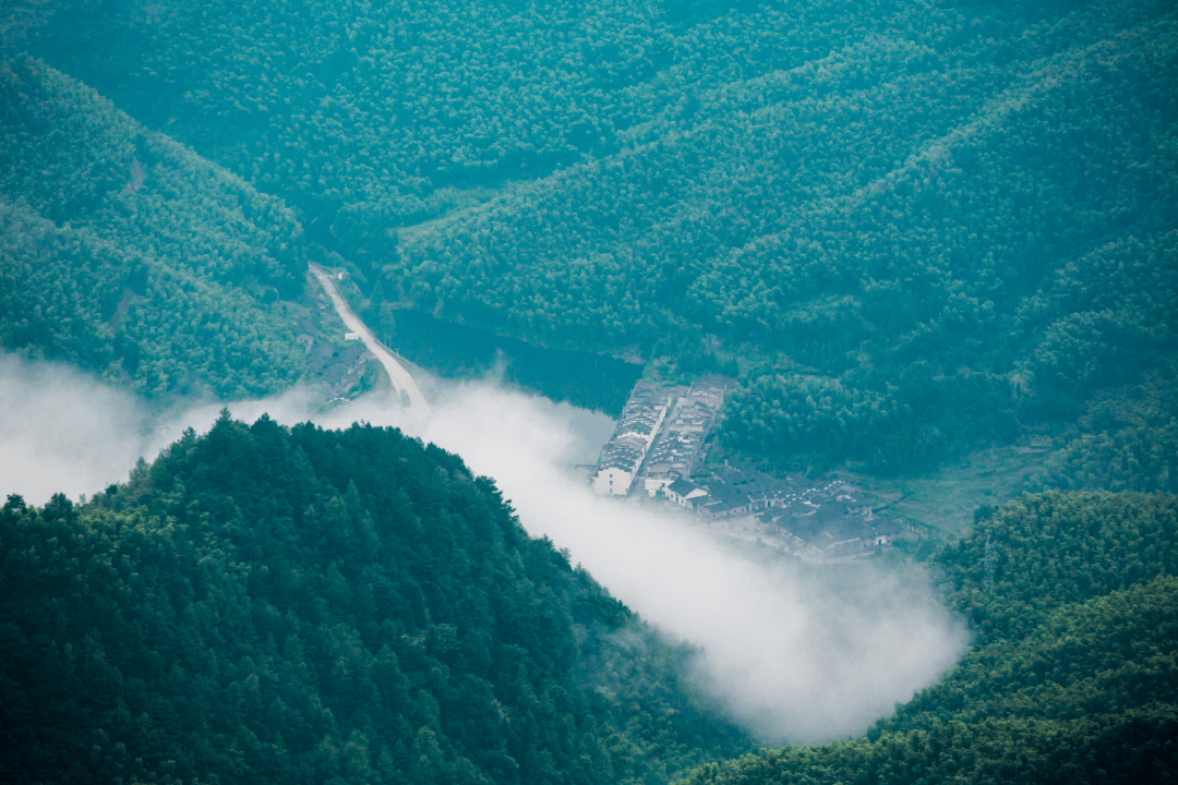 車馳至山腰,曠野無邊,雲海茫茫,峰頂清秀,飛瀑直下.