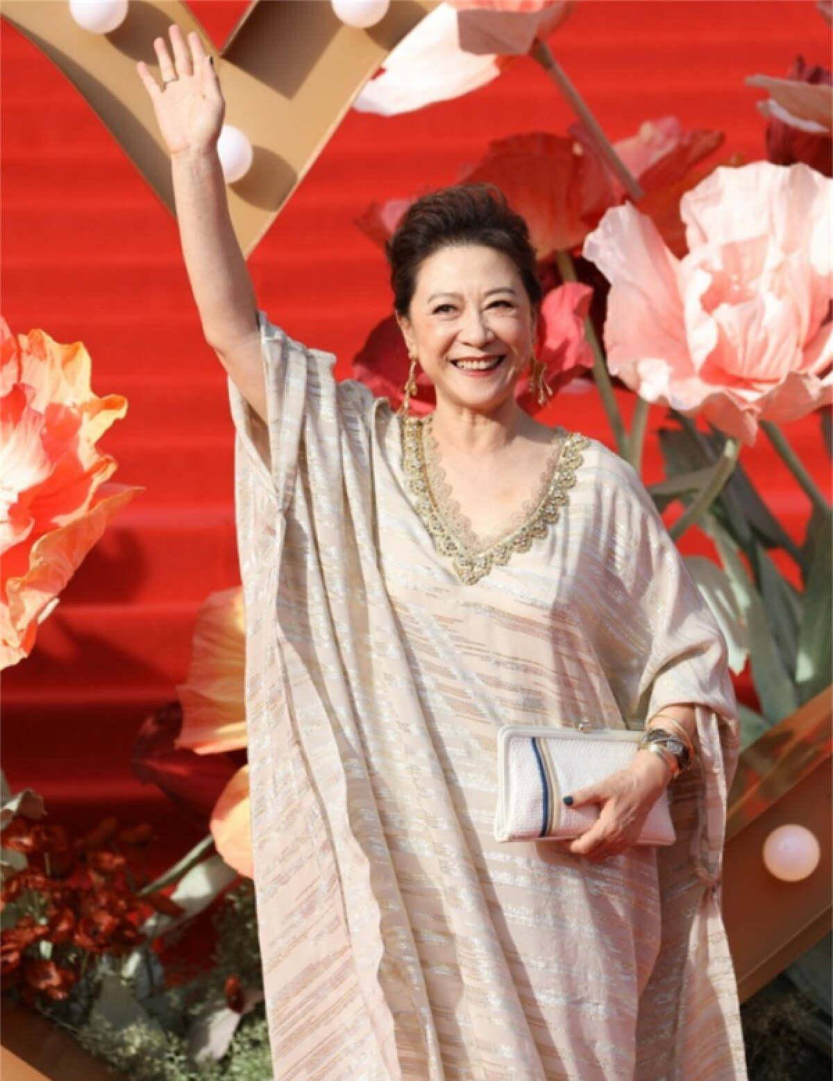 看到王静59岁时的穿搭,我才恍然大悟:衣服要紧身,头发要卷曲,优雅大方