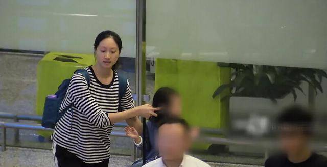 朱亚文老婆沈佳妮带女儿现身,产后变圆润了,二女儿肉嘟嘟好可爱_照片