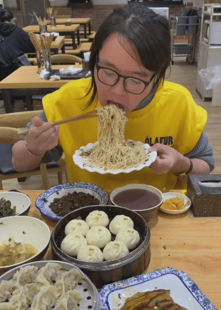 时间一长,很多真吃的"大胃王"们,不是身形发胖就是催吐,对身体造成了