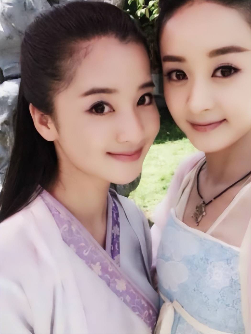李一桐飞机上不雅行为惹争议,被网友骂上热搜,人民日报曾怒批_赵丽颖