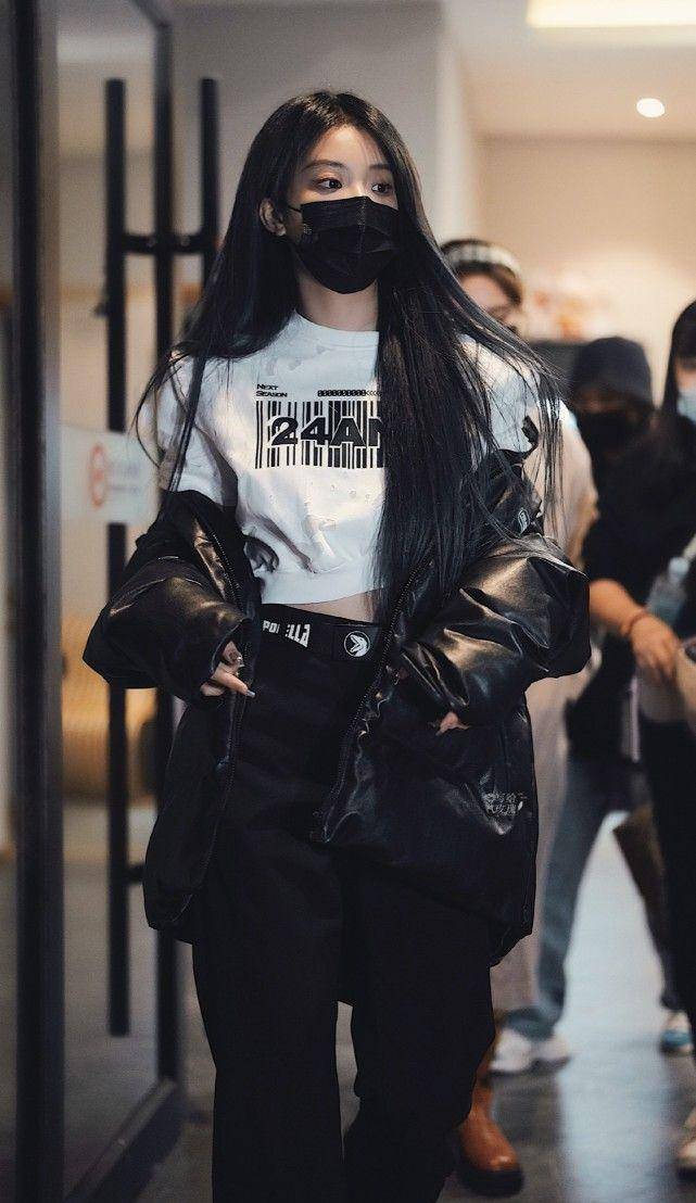 喻言微博晒出开工照,黑色大波浪披肩手指干净修长_活动_图片_长发